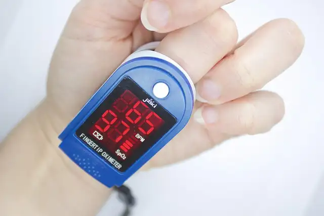 Een saturatiemeter aan een vinger.