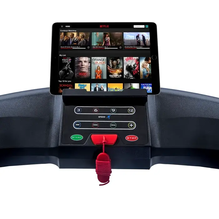 Het console van de VirtuFit Totally Foldable TR-50i loopband met een tablet.