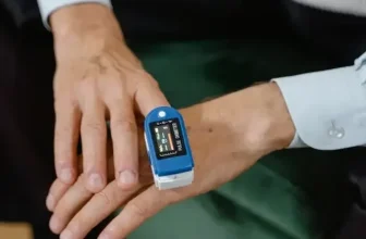 Ee man die zijn zuurstofgehalte in het bloed aan het meten is.